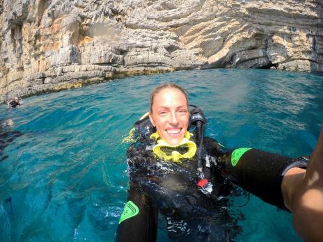 Tania Lolla Kaddoura taking a selfie before going underwater