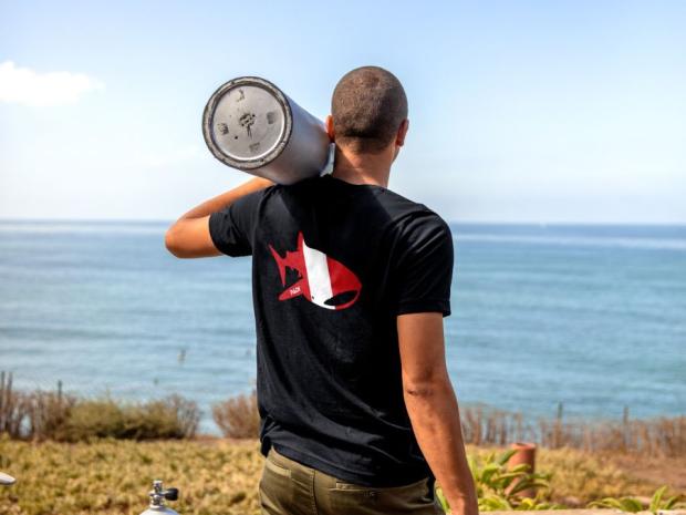 Men’s Dive Flag Whale Shark Tee