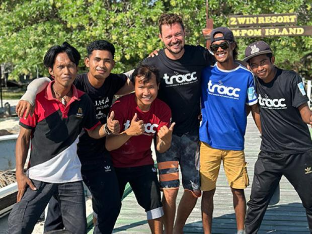 PADI Torchbearer Robin with a group.