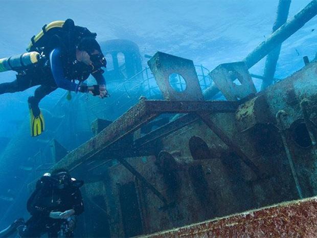 Tec divers with rebreathers diving a wreck