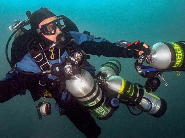 Tec diver with sidemount tanks