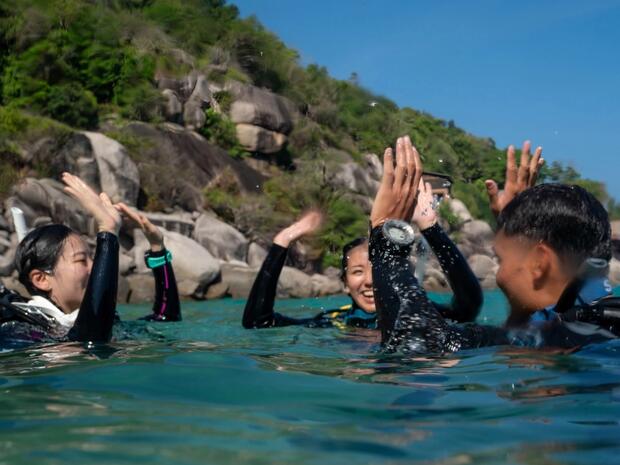 Divers connecting with each other