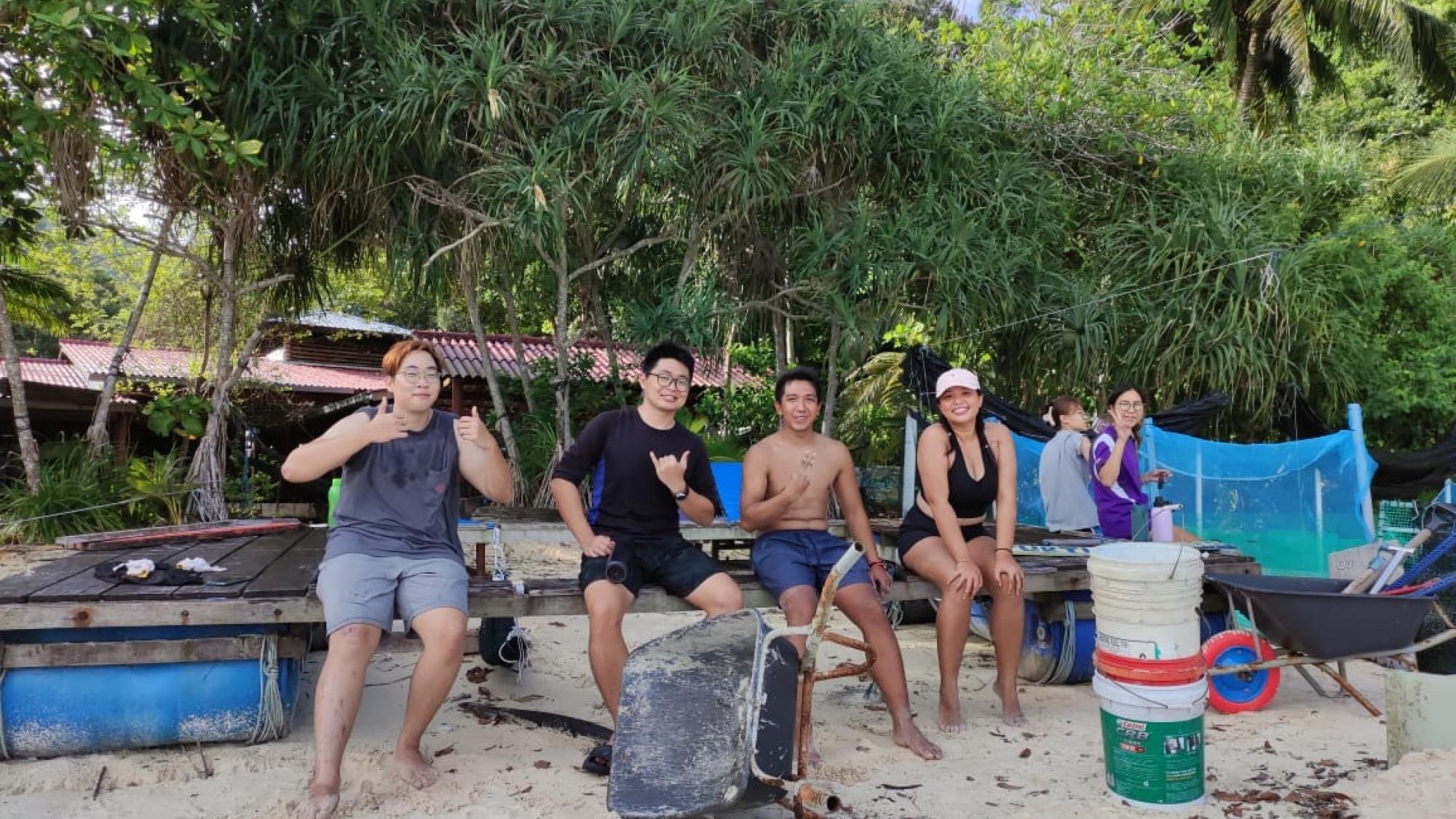 Bubbles Dive Resort-Team after work