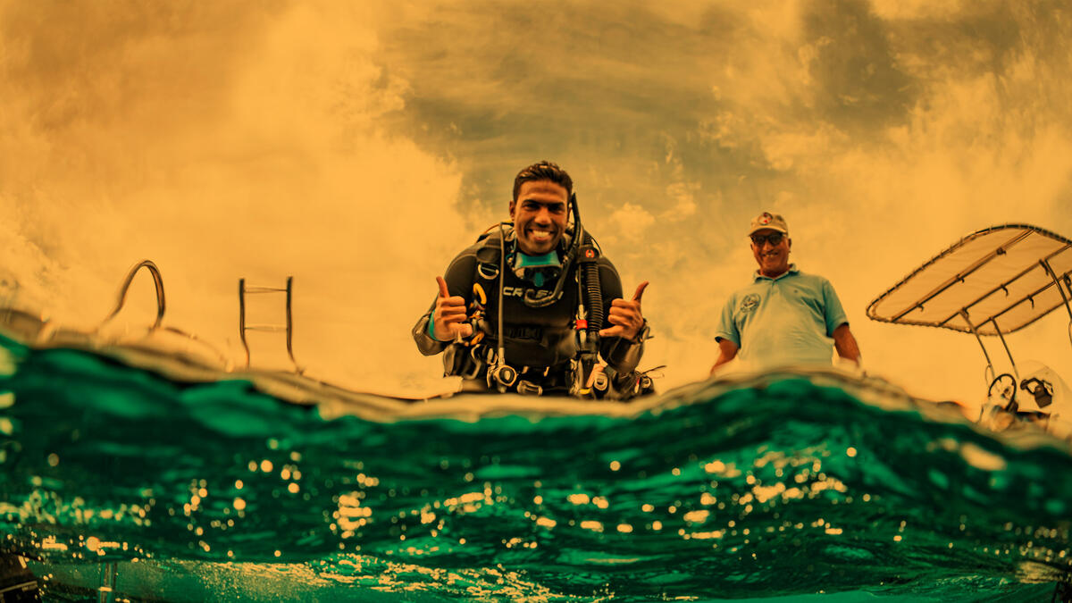 diver giving thumbs up